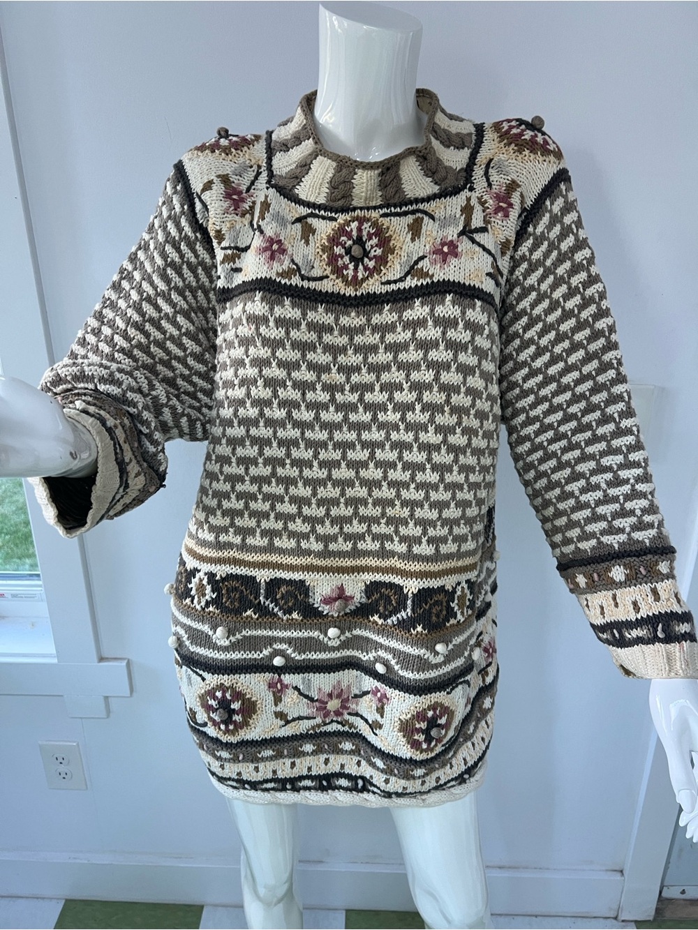 Vintage Jennifer Reed Hand knit women’s floral motif sweater Made in Hong Kong